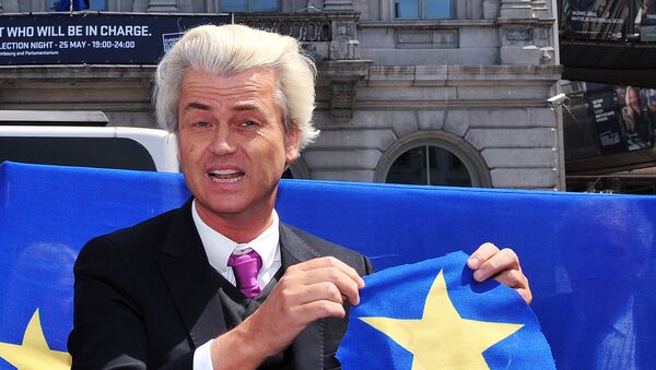 Holandski političar Gert Vilders drži zastavu Evropske unije. - Sputnik Srbija