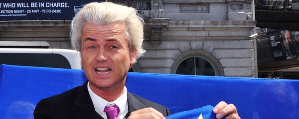 Холандски политичар Герт Вилдерс држи заставу Европске уније. - Sputnik Србија