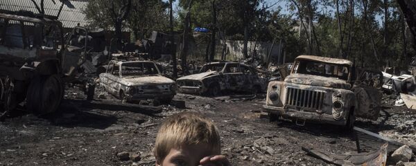 Posledice granatiranja sela Lozove u kod Donjecka, Ukrajina Posledice granatiranja sela Lozove u kod Donjecka, Ukrajina - Sputnik Srbija