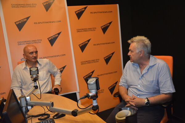 Професор Факултета физичке хемије Боривоје Аднађевић и секретар удружења хемијске индустрије ПКС Драган Стевановић - Sputnik Србија