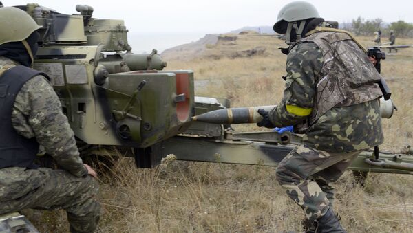 Украјински војници пуне топ на вежбама у Мариупољу. - Sputnik Србија