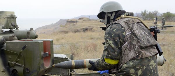 Украјински војници пуне топ на вежбама у Мариупољу. - Sputnik Србија