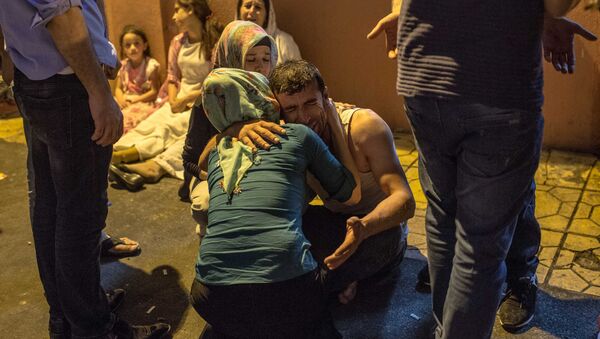 Rođaci tuguju u bolnici u Gazijantepu nakon napada na svadbi na jugoistoku Turske. - Sputnik Srbija
