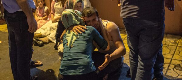 Рођаци тугују у болници у Газијантепу након напада на свадби на југоистоку Турске. - Sputnik Србија