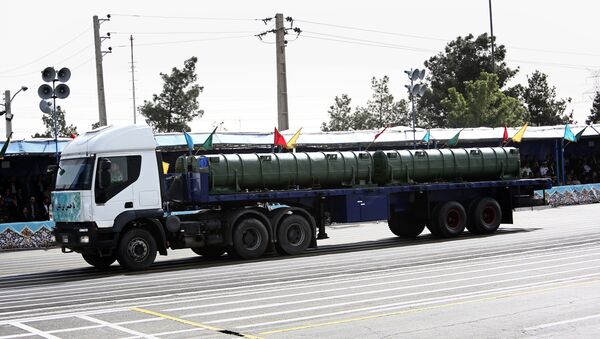 Iranski vojni kamion prevozi raketni sistem Bavar-737 na paradi u Teheranu. - Sputnik Srbija