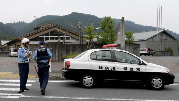 Јапански полицајци стоје испред центра Тсукуи Јамајури где је човек ножем убио најмање 19 особа. - Sputnik Србија