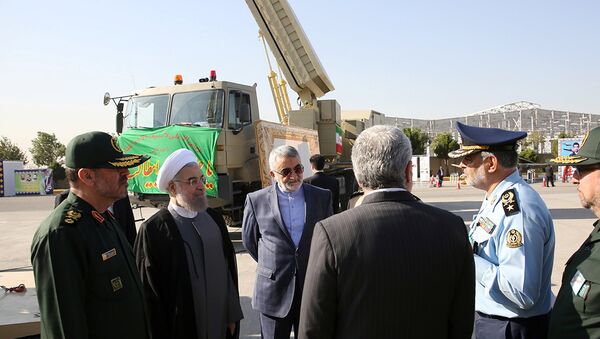 Iranski predsednik Hasan Ruhani (2L) i ministar odbrane Hosein Dehgan (L) stoje pored raketnog sistema Bavar-373 u Teheranu. - Sputnik Srbija