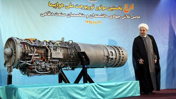 Iranski predsednik Hasan Ruhani stoji pored iranskog avio-motora u Teheranu. - Sputnik Srbija