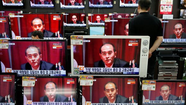 Prodavac gleda prenos izveštaja o severnokorejskom zameniku ambasadora u Londonu Te Jong Hou, koji je sa porodicom prebegao u Seul. - Sputnik Srbija