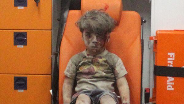 Sirijski dečak koji je preživeo bombardovanje - Sputnik Srbija