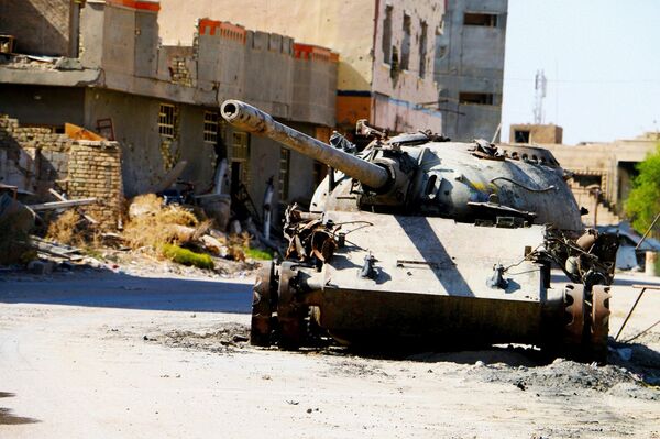 Zapaljen tenk u gradu Ramadi, Irak. - Sputnik Srbija