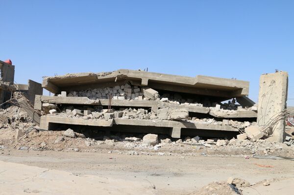 Razrušena zgrada u gradu Ramadi, Irak. - Sputnik Srbija