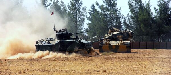 Турски тенк и једно оклопно возило су стационирани у близини границе са Сиријом, у Каркамис, Турска, уторак, 23. августа, 2016 - Sputnik Србија