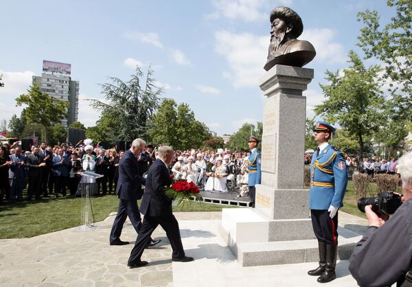 Откривен споменик казахстанском песнику Жабајеву - Sputnik Србија