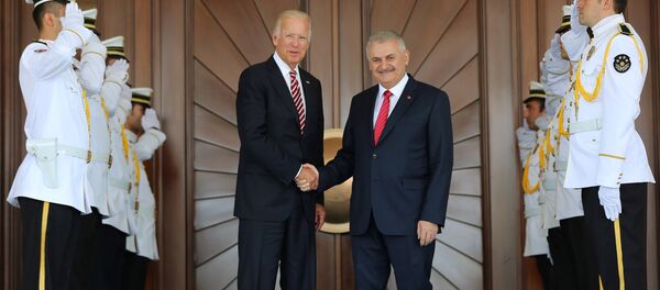 Potpredsednik SAD Džozef Bajden i turski premijer Binali Jildirim  u Ankari, Turska, avgust 24. 2016 - Sputnik Srbija