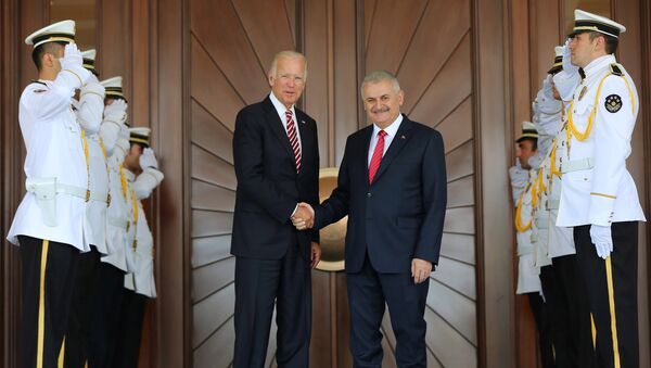 Потпредседник САД Џозеф Бајден и турски премијер Бинали Јилдирим  у Анкари, Турска, август 24. 2016 - Sputnik Србија