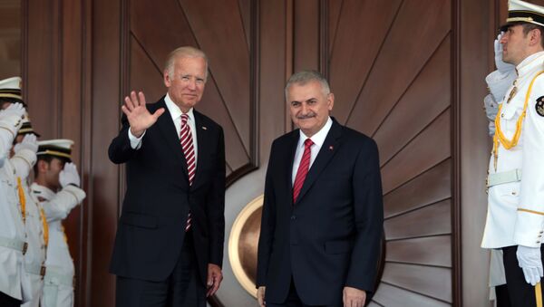 Potpredsednik SAD Džo Bajden i premijer Turske Binali Jildirim u Ankari u Turskoj. - Sputnik Srbija