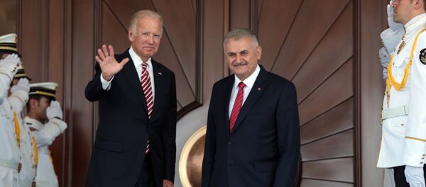 Potpredsednik SAD Džo Bajden i premijer Turske Binali Jildirim u Ankari u Turskoj. - Sputnik Srbija