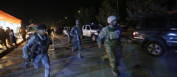 Припадници авганистанских снага безбедности трче према Америчком универзитету у Кабулу, који су напали наоружани људи. Припадници авганистанских снага безбедности трче према Америчком универзитету у Кабулу, који су напали наоружани људи. - Sputnik Србија