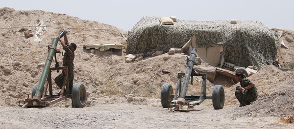 Fighters of the Syria Democratic Forces prepare to fire a mortar shell towards positions held by Islamic State fighters in northern province of Raqqa, Syria May 27, 2016 - Sputnik Србија