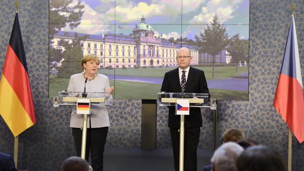 Nemačka kancelarka Angela Merkel i češki premijer Bohuslav Sobotka na zajedničkoj konferenciji za medije nakon sastanka u Pragu. - Sputnik Srbija