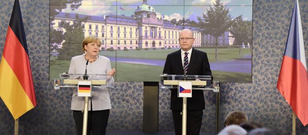 Nemačka kancelarka Angela Merkel i češki premijer Bohuslav Sobotka na zajedničkoj konferenciji za medije nakon sastanka u Pragu. - Sputnik Srbija