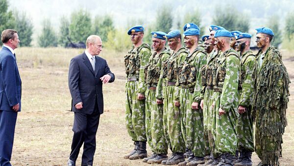 Председник Русије Владимир Путин са војницима на полигону 212. окружног тренажног центра Сибирског војног округа. - Sputnik Србија