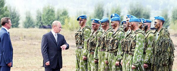 Predsednik Rusije Vladimir Putin sa vojnicima na poligonu 212. okružnog trenažnog centra Sibirskog vojnog okruga. - Sputnik Srbija