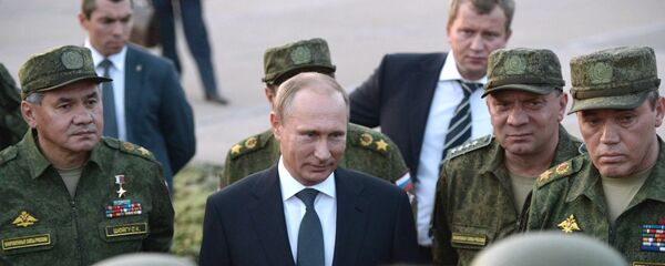 Predsednik Rusije Vladimir Putin sa vojnim vrhom Predsednik Rusije Vladimir Putin sa vojnim vrhom - Sputnik Srbija