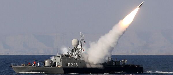 Iranska mornarica ispaljuje raketu Mehrab u Ormuskom moreuzu, Iran Iranska mornarica ispaljuje raketu Mehrab u Ormuskom moreuzu, Iran - Sputnik Srbija