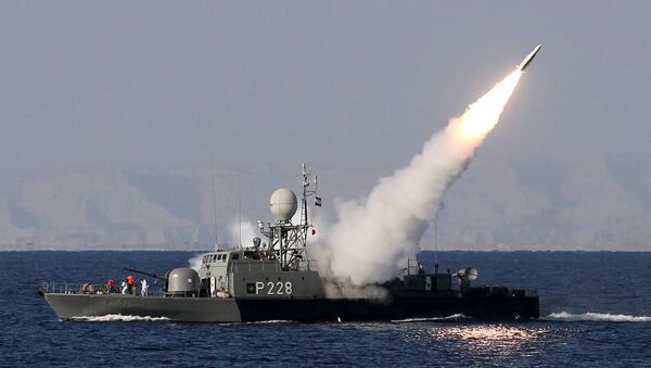 Iranska mornarica ispaljuje raketu Mehrab u Ormuskom moreuzu, Iran - Sputnik Srbija