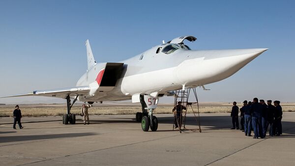 Руски бомбардер Ту-22М3 на аеродрому ваздухопловне базе Хамадан у Ирану. - Sputnik Србија