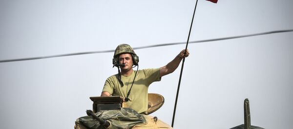 Турски војник на тенку са турском заставом у сиријском граду Џараблусу Турски војник на тенку са турском заставом у сиријском граду Џараблусу - Sputnik Србија
