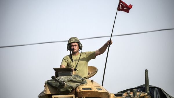 Турски војник на тенку са турском заставом у сиријском граду Џараблусу - Sputnik Србија