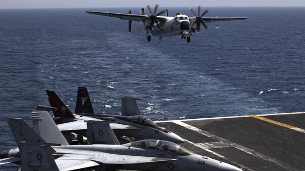 Војни авион слеће на носач авиона морнарице САД Џорџ Х.В. Буш, у Персијском заливу - Sputnik Србија