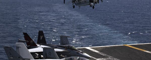 Vojni avion sleće na nosač aviona mornarice SAD Džordž H.V. Buš, u Persijskom zalivu Vojni avion sleće na nosač aviona mornarice SAD Džordž H.V. Buš, u Persijskom zalivu - Sputnik Srbija