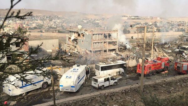 Turkish police and firefighters are parked near a damaged police headquarters in Cizre, southeastern Turkey - Sputnik Србија