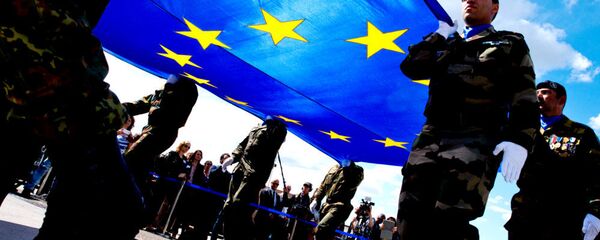 Војници носе заставу ЕУ - Sputnik Србија