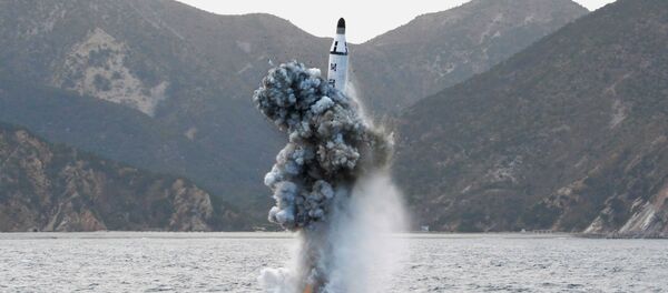 Тестирање стратешке балистичке ракете лансиране са севернокорејске подморнице у Пјонгјангу - Sputnik Србија