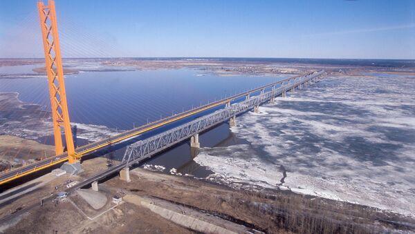 Изградња моста преко реке Об у дужини од 2,5 километра представља изазов за грађевинце, због мочварног подручја. Он ће коштати најмање милијарду евра. - Sputnik Србија