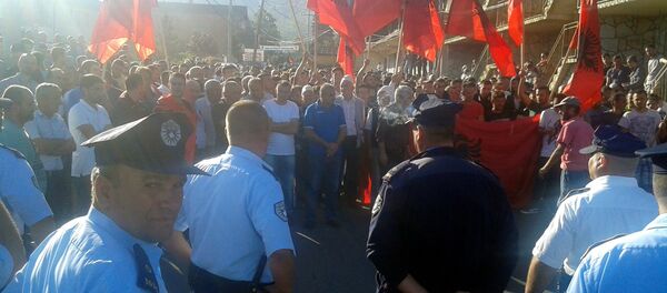 Албанци демонстрирају у Мушутишту не дозвољавајући расељеним Србима да уђу у село. Албанци демонстрирају у Мушутишту не дозвољавајући расељеним Србима да уђу у село. - Sputnik Србија