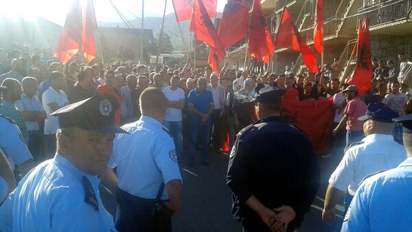 Albanci demonstriraju u Mušutištu ne dozvoljavajući raseljenim Srbima da uđu u selo. - Sputnik Srbija