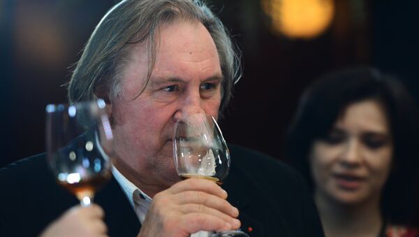 Жерар Депардје ужива у кримском вину. - Sputnik Србија