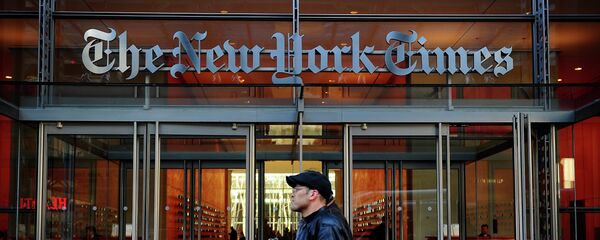 People walk by the entrance to US newspaper 'The New York Times' in New York - Sputnik Србија