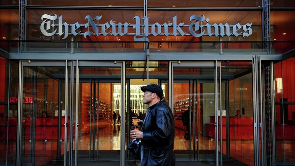People walk by the entrance to US newspaper 'The New York Times' in New York - Sputnik Srbija
