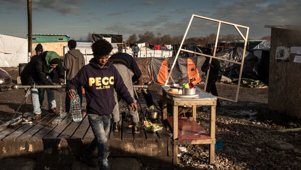 Men wash up at a water source at the migrant camp known as the Jungle in Calais on December 7, 2015 - Sputnik Srbija