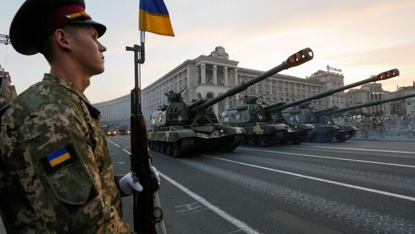 Украјински војник стоји поред  самоходних хаубица украјинске војске - Sputnik Србија