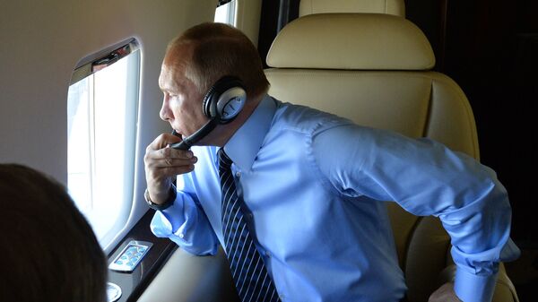 Predsednik Rusije Vladimir Putin u avionu - Sputnik Srbija