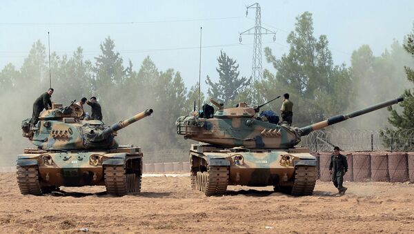 Турски тенк и једно оклопно возило су стационирани у близини границе са Сиријом, у Каркамис, Турска - Sputnik Србија
