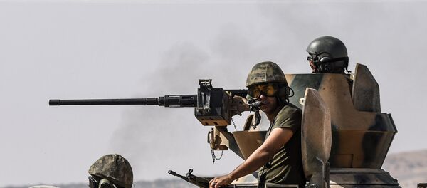 Турски тенк и једно оклопно возило су стационирани у близини границе са Сиријом, у Каркамис, Турска - Sputnik Србија